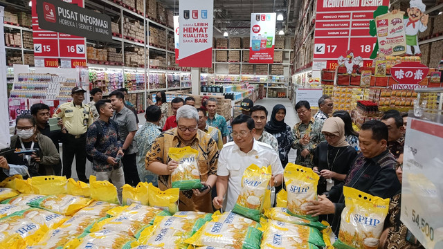Badan Pangan Nasional, Bulog dan ID Food mengecek ketersediaan beras SPHP di Lottemart Wholesale Pasar Rebo, Jakarta Timur, Jumat (8/10/2023). Foto: Akbar Maulana/kumparan