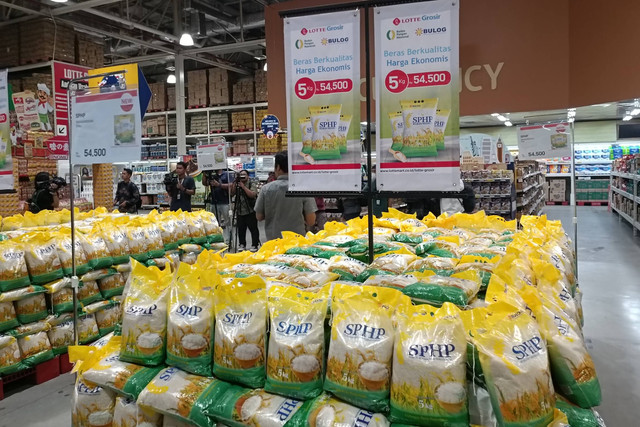 Badan Pangan Nasional, Bulog dan ID Food mengecek ketersediaan beras SPHP di Lottemart Wholesale Pasar Rebo, Jakarta Timur, Jumat (8/10/2023). Foto: Akbar Maulana/kumparan