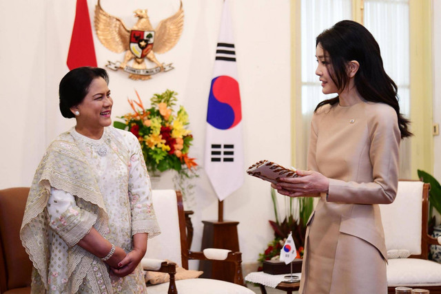 Ibu Negara Iriana Jokowi bersama Istri Presiden Republik Korea, Kim Keon Hee, berkeliling di Istana Merdeka, Jakarta, Jumat (8/9/2023). Foto: Lukas/Biro Pers Sekretariat Presiden