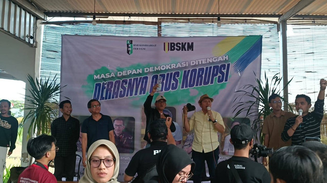 Pakar hukum tata negara dan pengamat politik Refly Harun kena lemparan botol saat acara diskusi bersama Rocky Gerung di Kopi Nuri, Condongcatur, Depok, Kabupaten Sleman, Jumat (8/9/2023). Foto: Arfiansyah Panji Purnandaru/kumparan