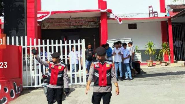Anggota Polresta Manado rutin melakukan patroli siang di beberapa sekolah untuk mencegah terjadinya tawuran antar pelajar.