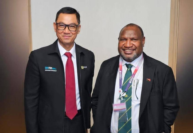 Direktur Utama PLN, Darmawan Prasodjo (kiri) bersama dengan Perdana Menteri Papua Nugini, James Marape (kanan) sesaat setelah pertemuan Indonesia dengan Pemerintah Papua Nugini, Kamis, (7/9/2023). Foto: Dok. PLN
