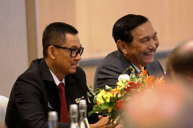 Direktur Utama PLN, Darmawan Prasodjo, dan Menko Marves Luhut Binsar Panjaitan dalam pertemuan antara Indonesia dan Papua Nugini di sela-sela acara Indonesia Sustainability Forum 2023, Kamis (7/9/2023). Foto: Dok. PLN
