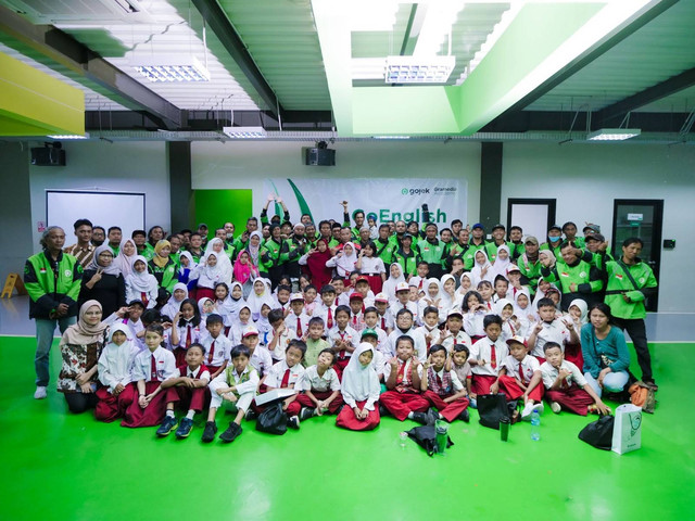Gojek memberikan kursus bahasa Inggris gratis kepada ribuan anak mitra driver. Foto: dok. Gojek