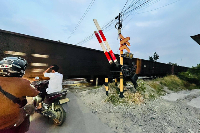 Palang pintu kereta api di Kampung Baru, Bandar Lampung patah, Jumat (8/9/2023) | Foto: Roza Hariqo/Lampung Geh