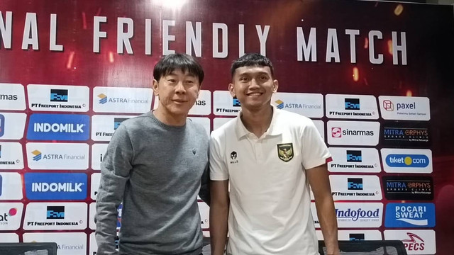 Pelatih Timnas Indonesia Shin Tae-yong bersama pemain Dendy Sulistyawan usai kontra Turkmenistan di Stadion Gelora Bung Tomo, Surabaya, Jawa Timur, Jumat (8/9/2023).  Foto: Farusma Okta Verdian/kumparan