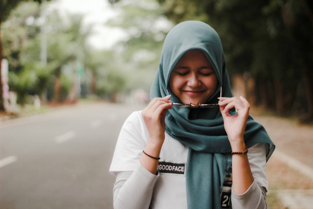 Cara agar Kerudung Tegak agar Lebih Percaya Diri. Foto: Unsplash/Squid Ward.