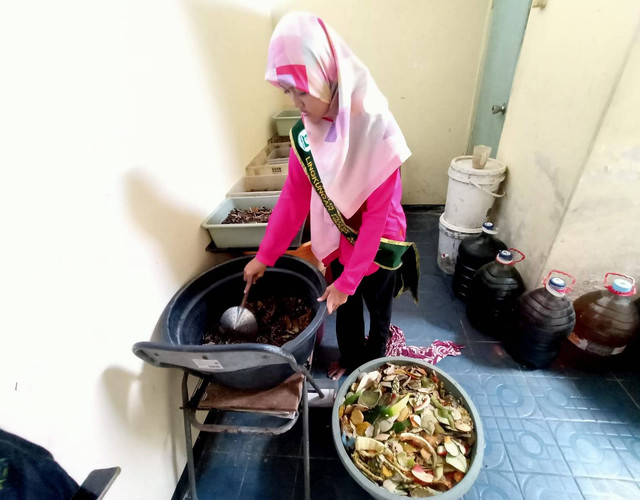 Eveline Anuriyadin, siswi MTsN 3 Surabaya, mengolah sampah kulit buah jadi pupuk kompos. Foto: Masruroh/Basra
