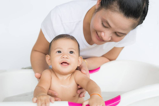 Ilustrasi Ibu Mandi Bersama Bayi. Foto: Shutterstock
