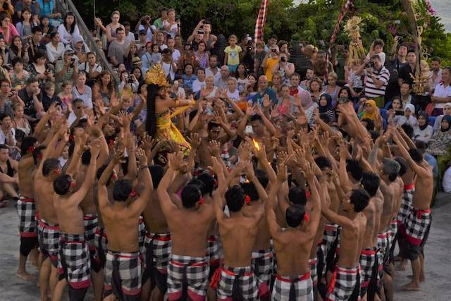 Ilustrasi sebutkan langkah-langkah tari kecak, sumber foto: unsplash.com/Sifrianus Tokan