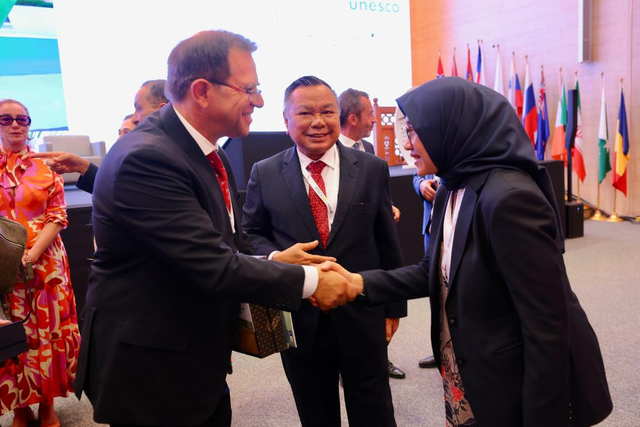 Bupati Banyuwangi Ipuk Fiestiandani saat bertemu Presiden Global Geoparks Network, Nickolas Zouros didampingi oleh Dubes RI untuk Maroko, Hasrul Azwari. Foto: Dok. Istimewa
