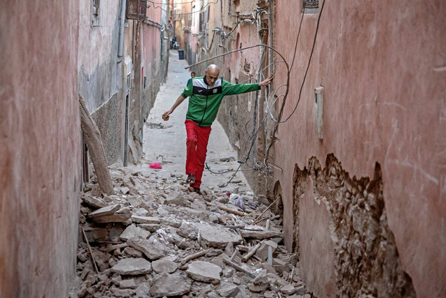 Seorang warga berjalan melewati reruntuhan setelah gempa di Marrakesh, Maroko, Sabtu (9/9/2023). Foto: Fadel Senna/AFP
