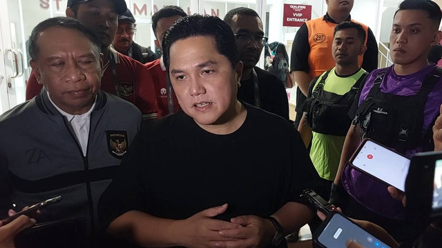Ketum PSSI Erick Thohir ditemui wartawan usai laga Timnas U-23 Indonesia vs Taiwan di laga Kualifikasi Piala Asia 2024 di Stadion Manahan Solo, Sabtu (9/9/2023).
Foto: kumparan