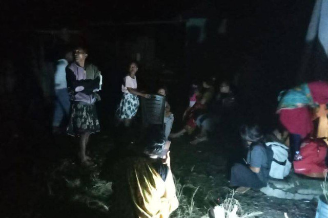 Potret warga di Donggala keluar rumah usai gempa 6,3 M mengguncang Donggala, Sulteng. Foto: admin