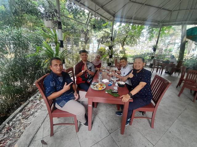 diskusi dan makan bersama bersama sahabat. foto : Lucky S.