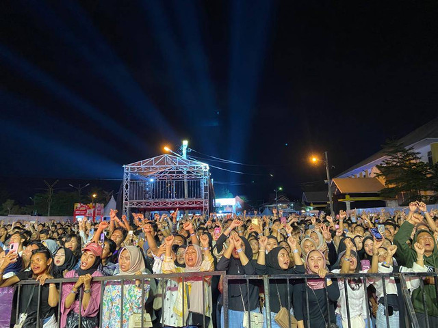 Ribuan penonton hadiri konser musik Huru Hara di Pkor, Way Halim, Bandar Lampung. | Foto: Sinta Yuliana/Lampung Geh