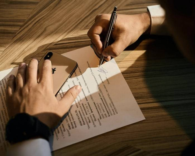 Ilustrasi contoh surat kuasa tiket konser. Sumber: unsplash.com/ Signature Pro