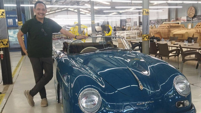 Pudji Handoko di depan mobil karya pertamanhya - IST