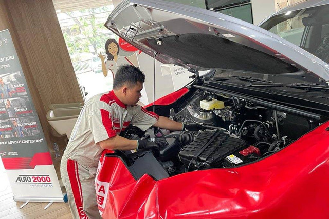 Layanan mobile service Auto2000 Home Service (THS) dari jaringan bengkel Toyota Auto2000 mengerjakan model elektridi. Foto: Sena Pratama/kumparan