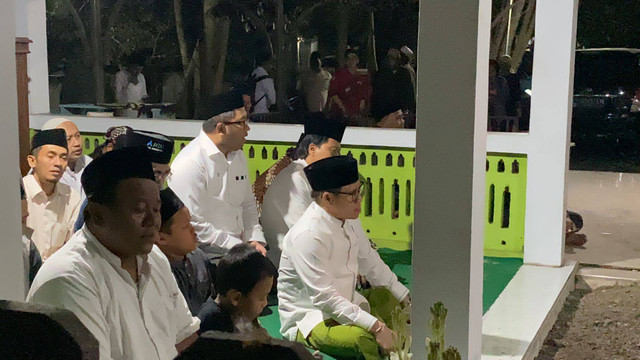 Ketua Umum PKB Muhaimin Iskandar berziarah di Makam KH. M. Abdul Aziz Manshur, di Paculgowang, Jombang, Jawa Timur, Minggu(10/9/2023).  Foto: Zamachsyari/kumparan