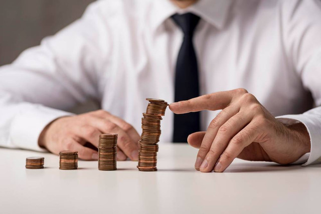 sumber: https://www.freepik.com/free-photo/front-view-businessman-suit-tie-with-coins_8572561.htm#query=business%20monopoly&position=7&from_view=search&track=ais