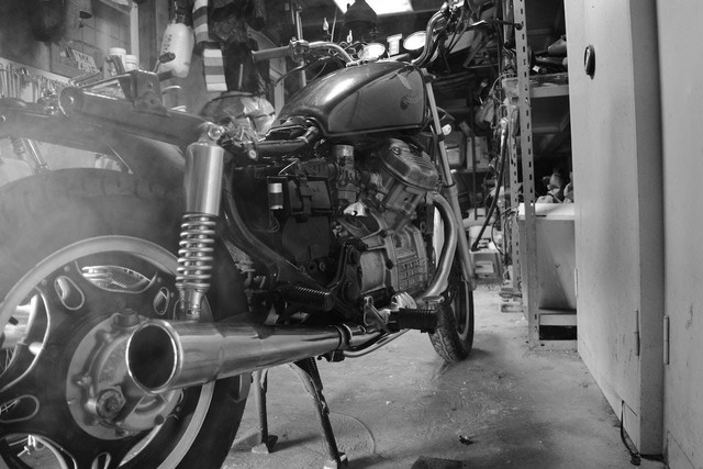 Ilustrasi pengertian sepeda motor naked, Sumber: Pexels/Sven van Bellen