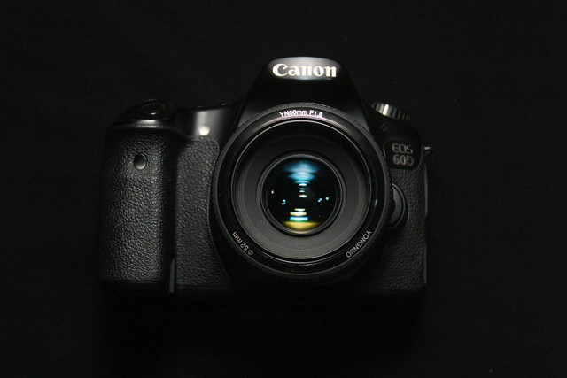 Ilustrasi perbedaan kamera SLR dan DSLR. Sumber: Sameer Kalani/pexels.com