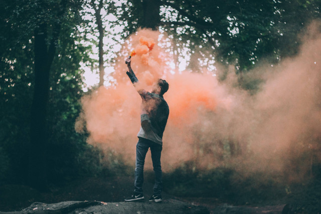 Flare, sebuah kata yang sering kita dengar, terutama dalam konteks fotografi. Foto: Pexels.com