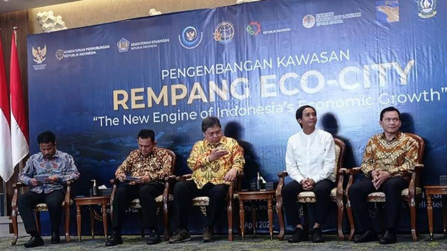 Badan Pengusahaan (BP) Batam dan PT Makmur Elok Graha (MEG) menandatangani perjanjian pengembangan Rempang Eco-City di Kantor Menko Perekonomian Airlangga HArtarto pada 12 April 2023. Foto: Sanya Dinda/Antara
