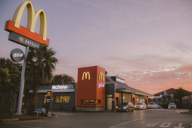 Ilustrasi Cara Pesan di McDonald's Lewat Aplikasi, Foto: Unsplash/Thabang