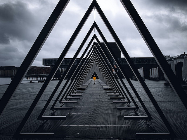 Ilustrasi segitiga kongruen. Sumber: unsplash.com/RyotaNagasaka.