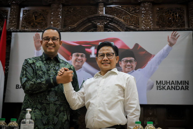 Bacapres Anies Baswedan bersama Bacawapres Muhaimin Iskandar berjabat tangan saat menyambangi kantor DPP PKB di Cikini, Jakarta, Senin (11/9/2023). Foto: Jamal Ramadhan/kumparan