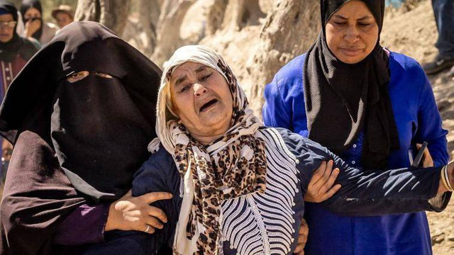 Para korban selamat di Desa Tafeghaghte tak kuasa menahan sedih saat menguburkan orang-orang yang dicintainya.