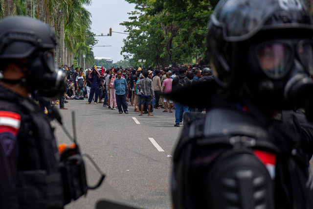 Polisi lengkap dengan peralatan anti huru hara menjaga aksi unjuk rasa warga Pulau Rempang di Kantor Badan Pengusahaan (BP) Batam, Batam, Kepulauan Riau, Senin (11/9/2023). Foto: Teguh Prihatna/ANTARA FOTO