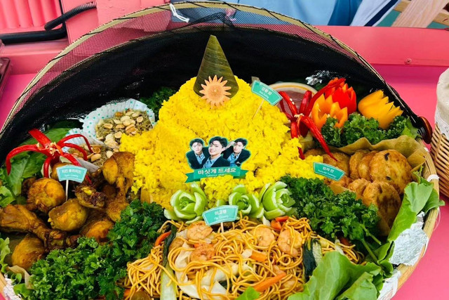 Penggemar dari Indonesia mengirim tumpeng untuk Park Bo Gum. Foto: Instagram/@bogummagicindonesia