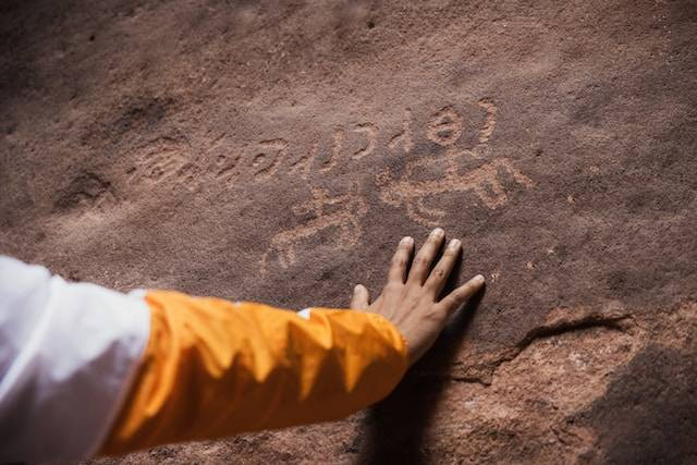 Ilustrasi historiografi tradisional adalah, sumber foto: unsplash.com/NEOM