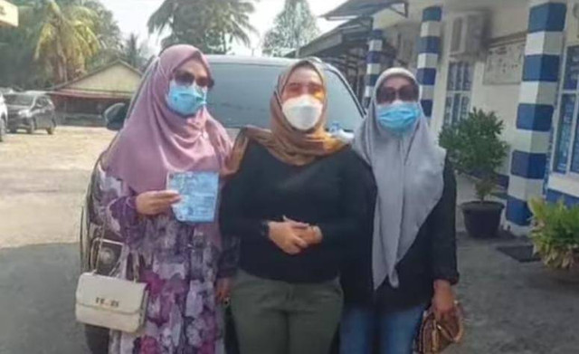 Ketiga emak-emak yang membuka pembatas jalan atau Road Barrier di jalan tol Indralaya-Prabumulih, Foto : Istimewa
