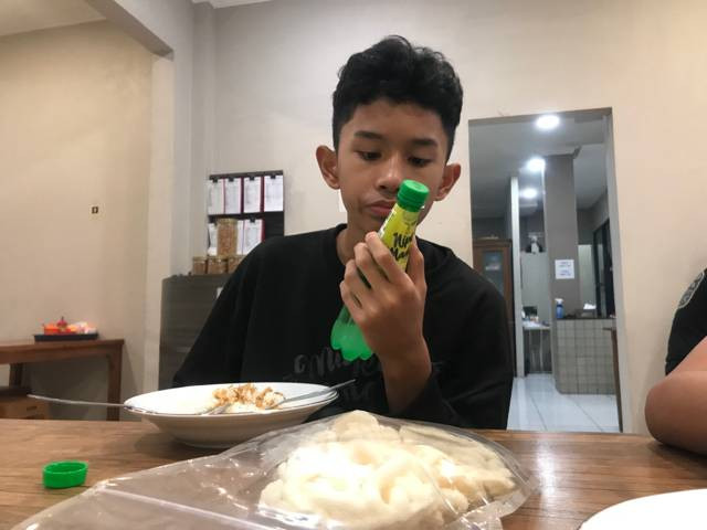 Seorang anak mengecek label halal di kemasan. Foto : Wonglanang