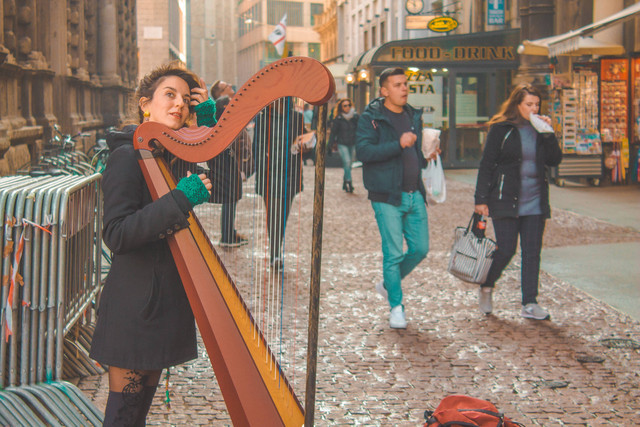 Cara Memainkan Alat Musik Harpa. Foto: Unsplash/Diane Picchiottino.