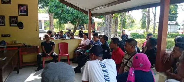 Keterangan foto:Korban dan anggota keluarga saat melaporkan ke Polsek Kewapante, Senin (12/9/2023) siang. Foto:istimewa.