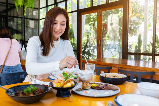 Ilustrasi kebiasaan makan banyak. Foto: BaLL LunLa/Shutterstock