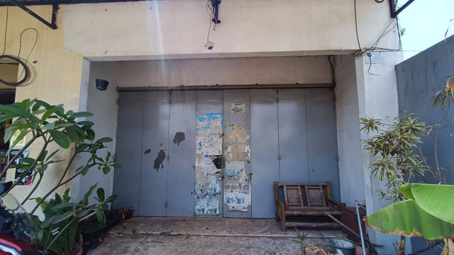 Penampakan salah satu studio tempat syuting film porno rumah produksi Jaksel. Namanya Karya Bintang Studio yang beralamat di Jalan Raya Srengseng Sawah, Jagakarsa, Jaksel, Selasa (12/9/2023). Foto: Thomas Bosco/kumparan