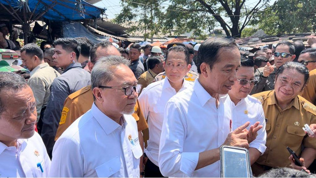 Mendag Zulhas damping Jokowi saat tinjau pasar Kranggot Cilegon. Foto: Kemendag RI