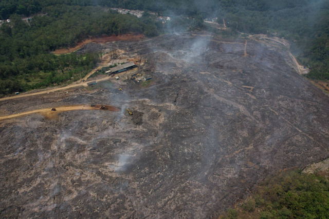 Foto udara kebakaran TPA Sarimukti di Kabupaten Bandung Barat, Jawa Barat, Selasa (12/9/2023). Foto: Raisan Al Farisi/ANTARA FOTO