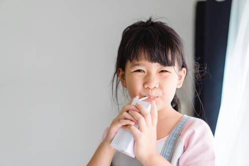 Ilustrasi anak minum susu UHT. Foto: Shutterstock