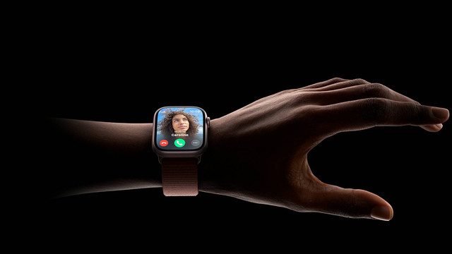Apple Watch Series 9 mendukung fitur double tap yang mendeteksi gestur ketukan jari telunjuk dan jempol sebanyak dua kali, untuk mengangkat panggilan telepon. Foto: Apple