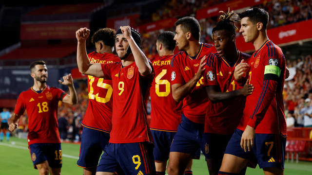Pemain Timnas Spanyol, Pablo Gavi (#9), merayakan gol bersama rekan setimnya saat melawan Cyprus dalam laga Kualifikasi Piala Eropa (Euro) 2024 di Nuevo Estadio de Los Carmenes, Granada, pada 12 September 2023. Foto: REUTERS/Marcelo Del Pozo