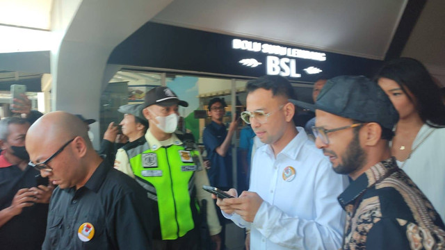 Raffi Ahmad terlihat mengikuti uji coba KCJB bersama Presiden Joko Widodo. Dok: Rachmadi Rasyad/kumparan