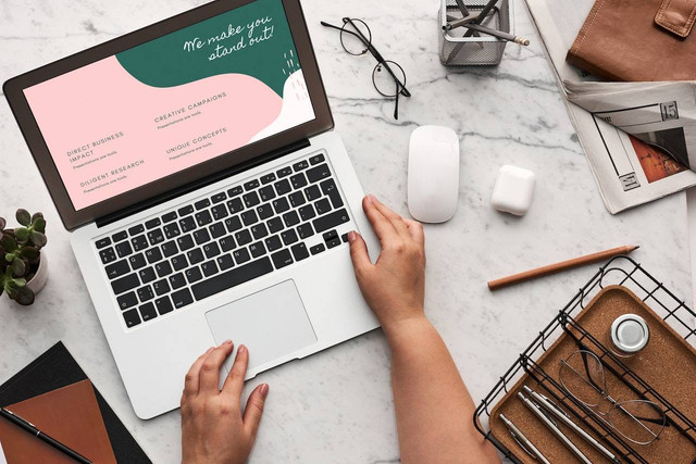 Ilustrasi mempelajari cara strategi promosi melalui online. Foto: Pexels