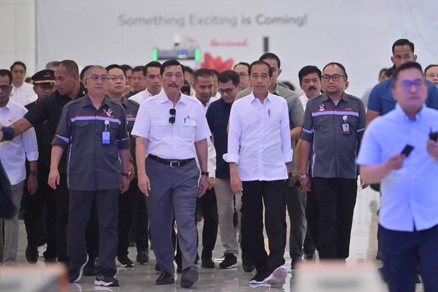 Presiden Joko Widodo (ketiga kanan) berjalan bersama Menko Kemaritiman dan Investasi Luhut Binsar Pandjaitan (kedua kiri) sebelum uji coba kereta cepat rute Jakarta-Bandung di Stasiun Halim, Jakarta, Rabu (13/9). Foto: ANTARA FOTO/Akbar Nugroho Gumay